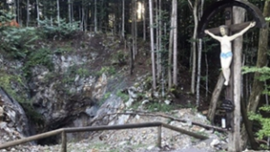 Der Berg Macesovna gorica im Gottscheer Hornwald (Kočevski rog) zählt zu den zentralen Symbolen des kommunistischen Holocaust. „Macesnova gorica je eden osrednjih simbolov kommunističnega holokavsta“.