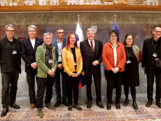 Laibach, 26.1.2026: LH Peter Kaiser und sein Team bei der Eröffnung der Ausstellung "Hinschaun/Poglejmo" im slowenischen Parlament